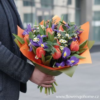 Kytice tulipánů s irisy